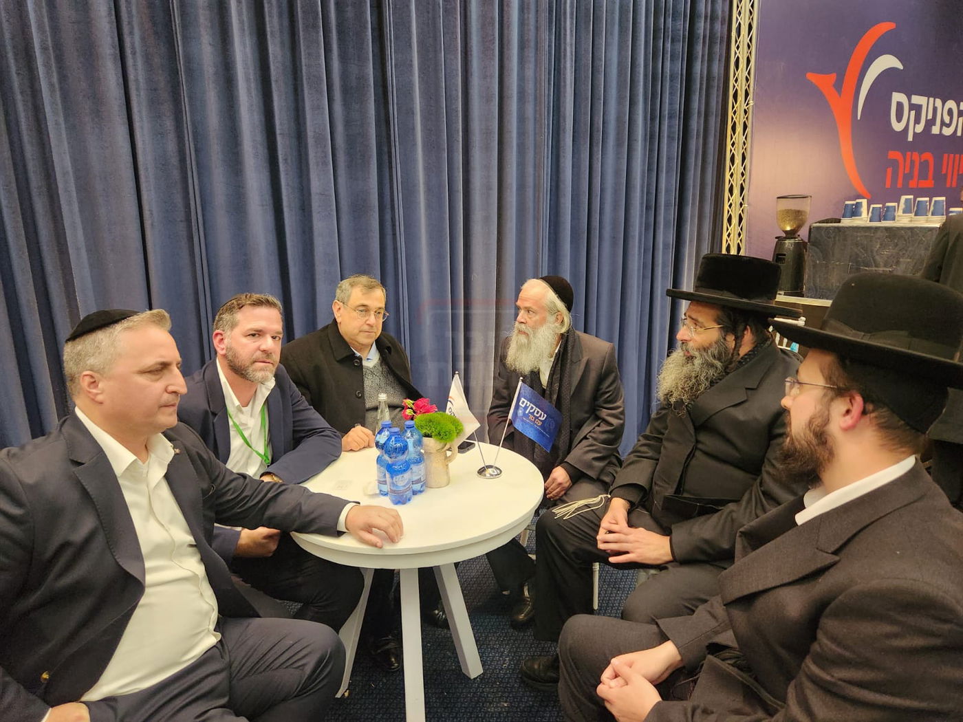 בכיר אמריקאי חסם עיתונאי חרדי | 'זופניק בכיכר' עם כל התמונות, הנייעס והחשיפות של השבוע