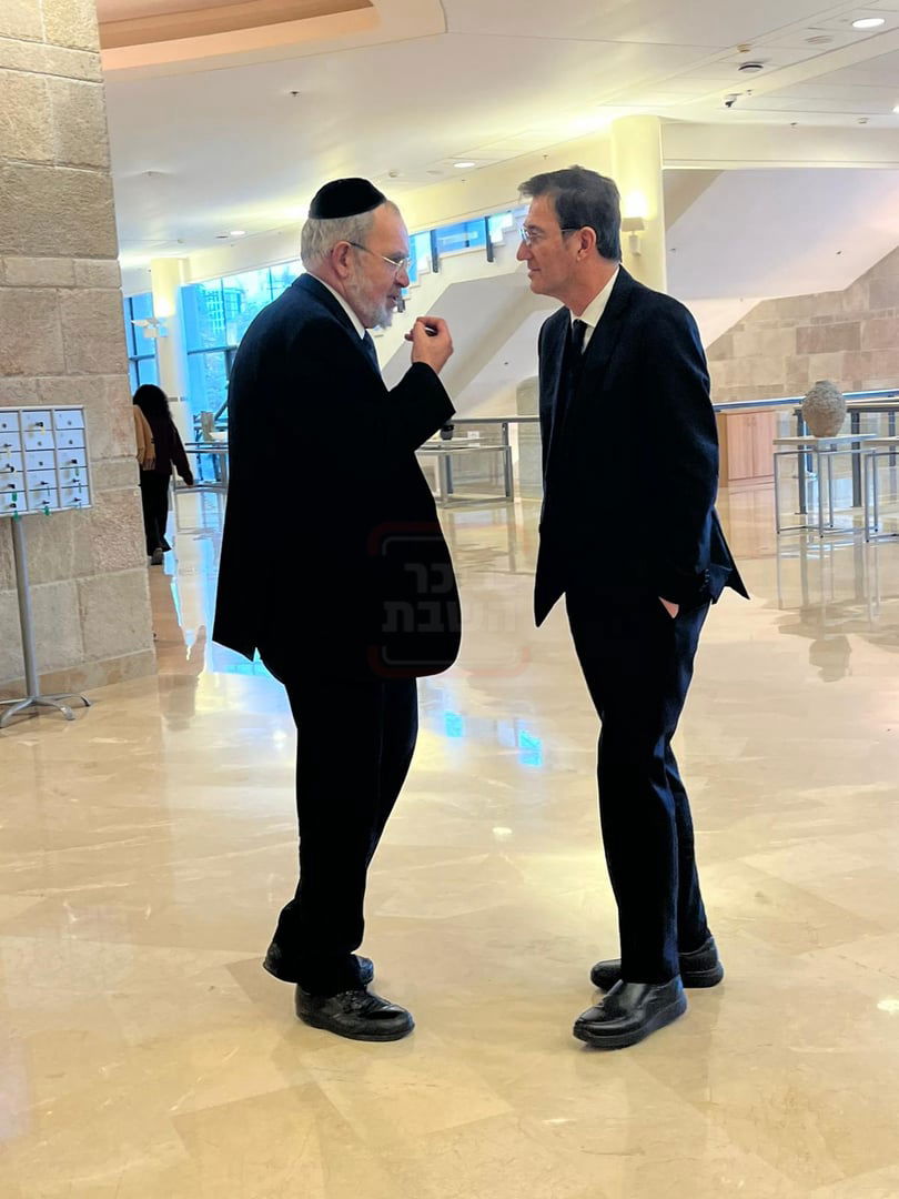 בכיר אמריקאי חסם עיתונאי חרדי | 'זופניק בכיכר' עם כל התמונות, הנייעס והחשיפות של השבוע