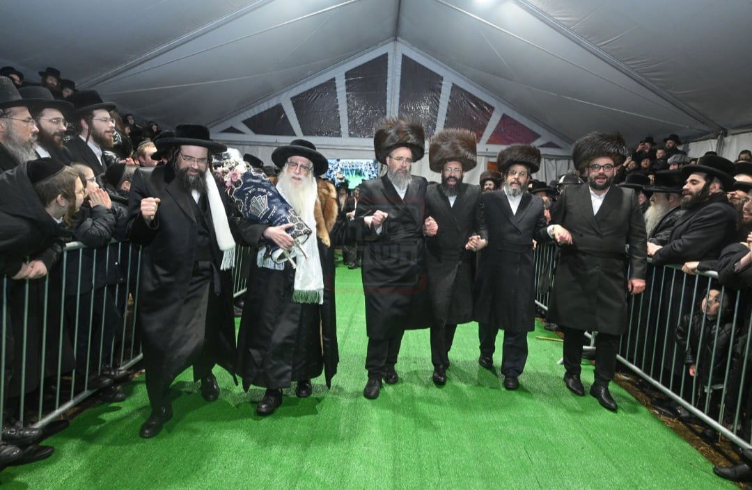 האדמו"ר מצאנז בהכנסת ס"ת בלייקווד