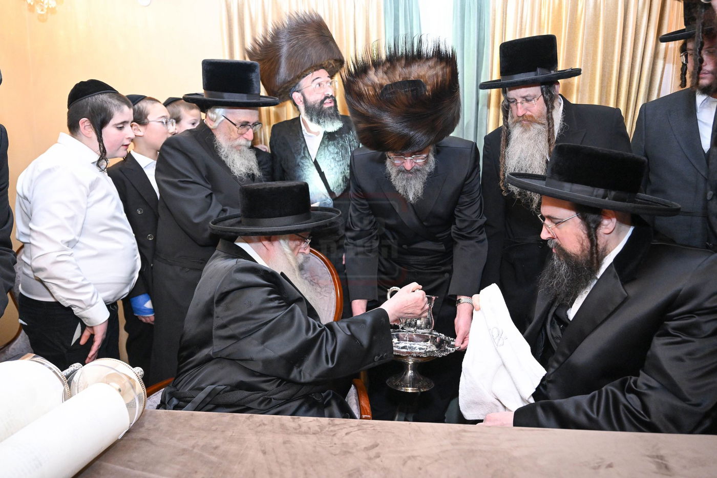 האדמו"ר מצאנז בהכנסת ס"ת בלייקווד