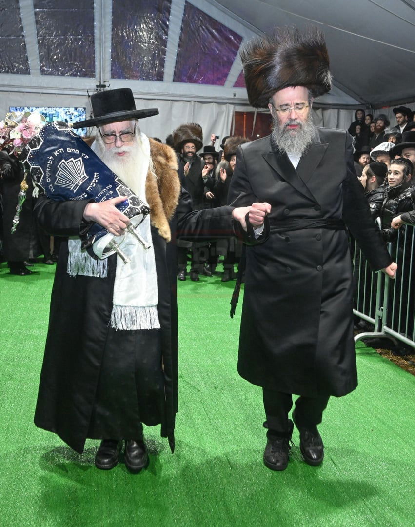 האדמו"ר מצאנז בהכנסת ס"ת בלייקווד