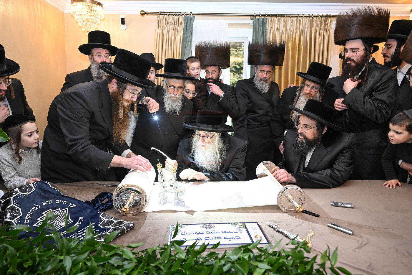 האדמו"ר מצאנז בהכנסת ס"ת בלייקווד