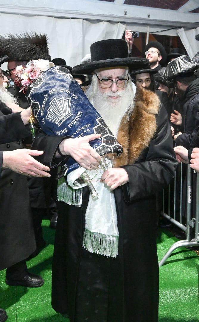 האדמו"ר מצאנז בהכנסת ס"ת בלייקווד