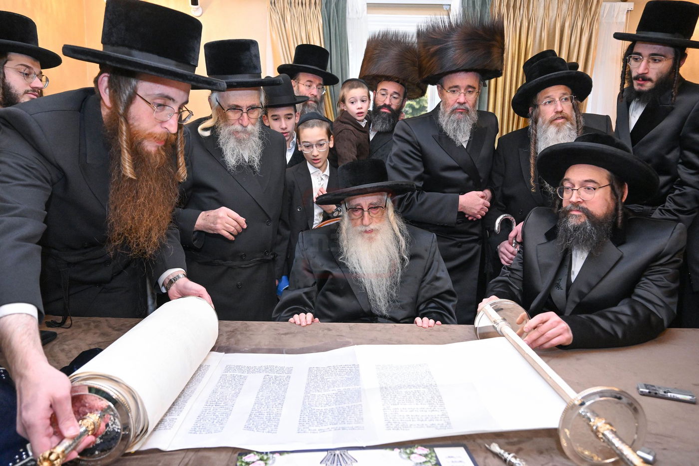 האדמו"ר מצאנז בהכנסת ס"ת בלייקווד