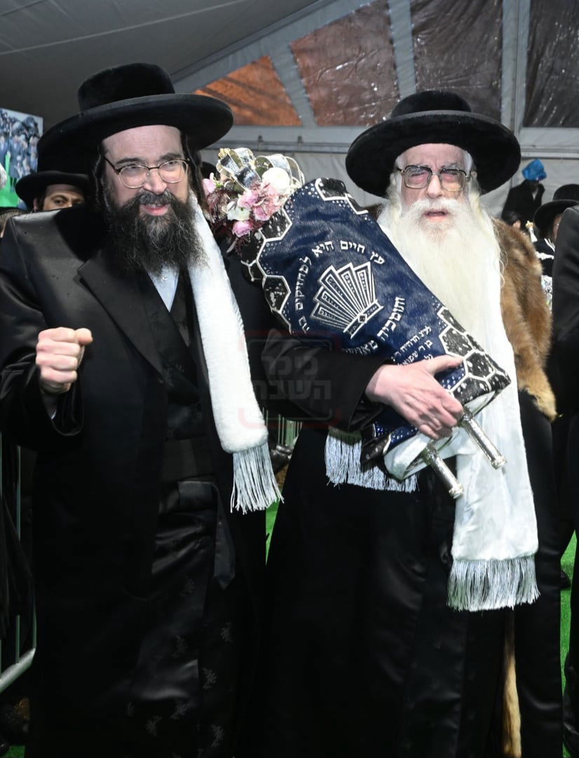 האדמו"ר מצאנז בהכנסת ס"ת בלייקווד