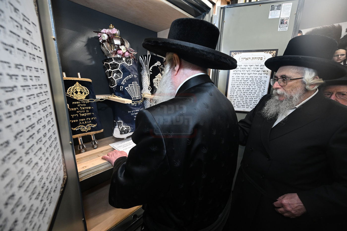 האדמו"ר מצאנז בהכנסת ס"ת בלייקווד