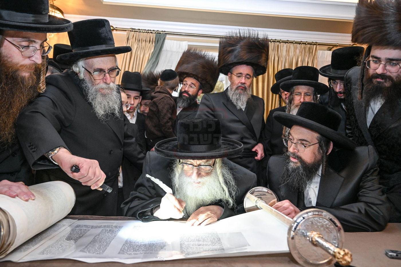 האדמו"ר מצאנז בהכנסת ס"ת בלייקווד