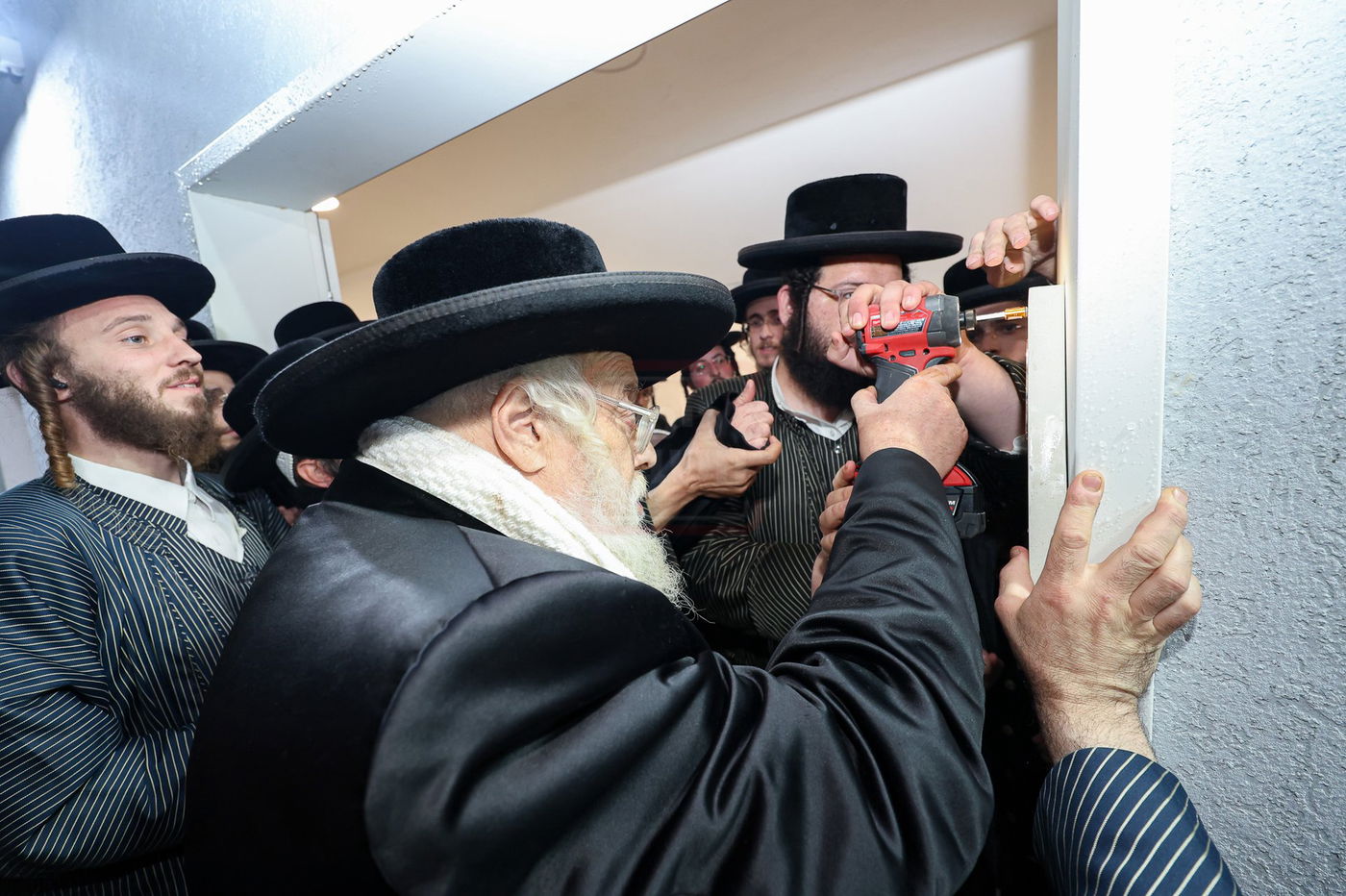 קביעת מזוזות לתלמוד תורה תולדות אהרן בטבריה