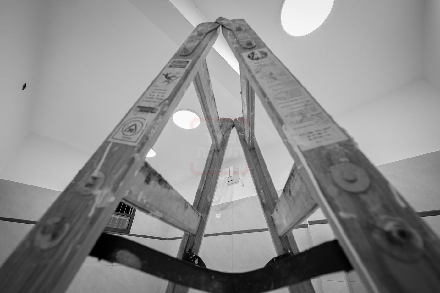 קביעת מזוזות לתלמוד תורה תולדות אהרן בטבריה