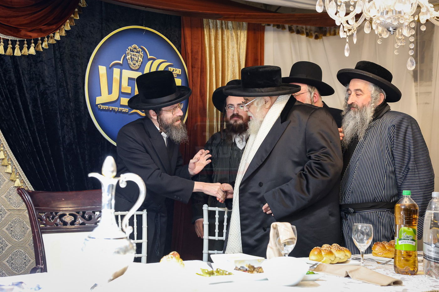 קביעת מזוזות לתלמוד תורה תולדות אהרן בטבריה