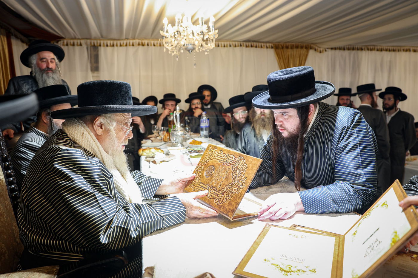 קביעת מזוזות לתלמוד תורה תולדות אהרן בטבריה