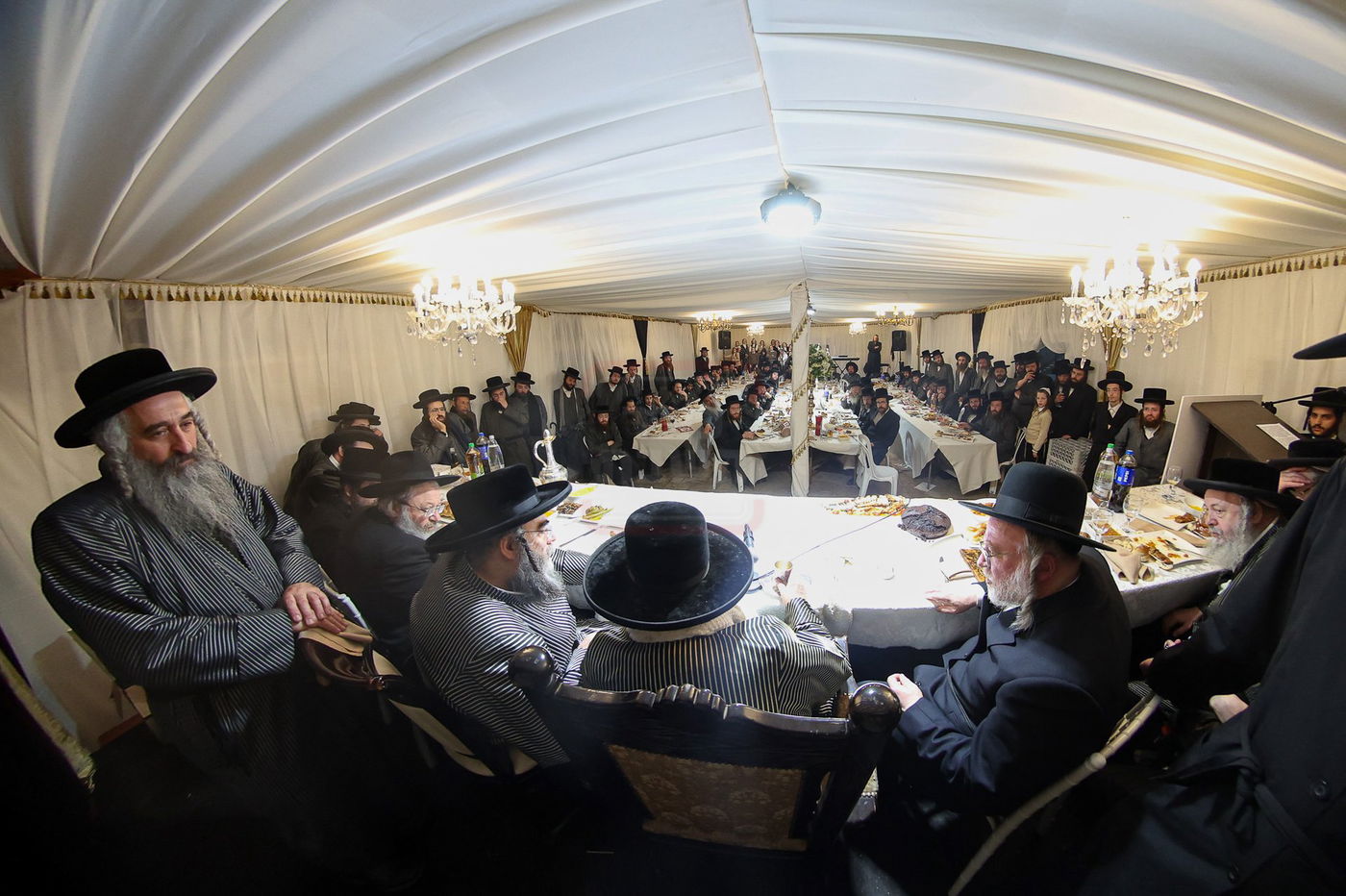 קביעת מזוזות לתלמוד תורה תולדות אהרן בטבריה