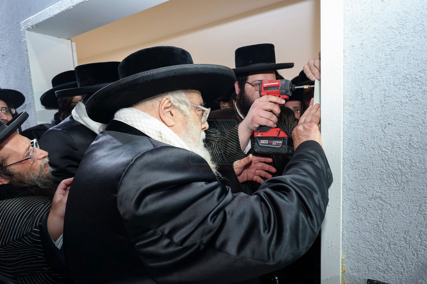 קביעת מזוזות לתלמוד תורה תולדות אהרן בטבריה