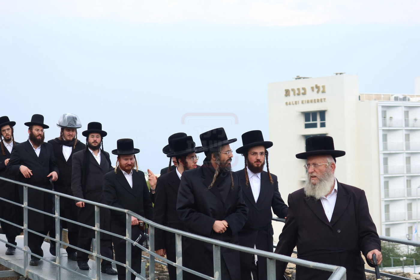 האדמו"ר מזוועהיל בתפילה במקומות הקדושים