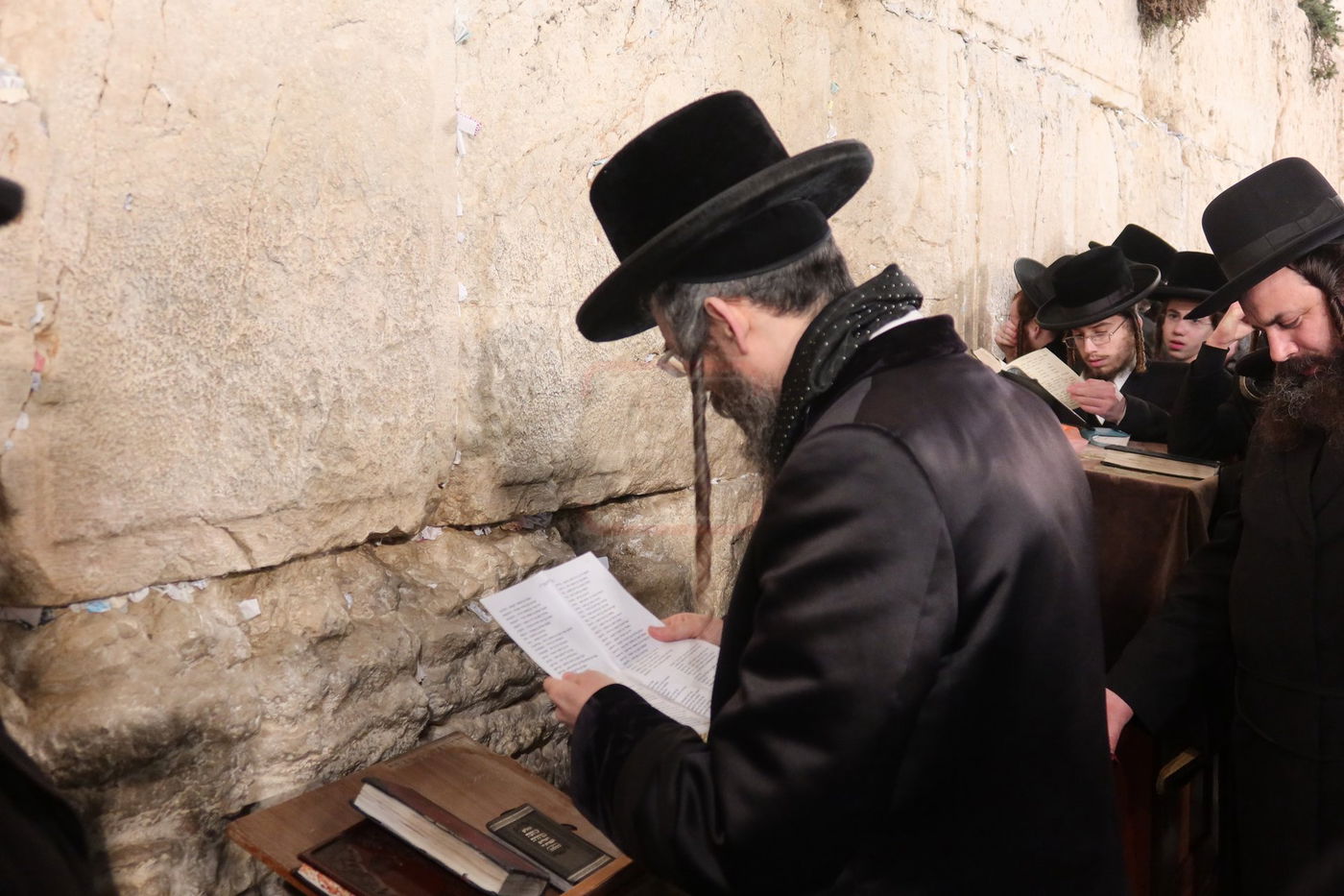 האדמו"ר מזוועהיל בתפילה במקומות הקדושים