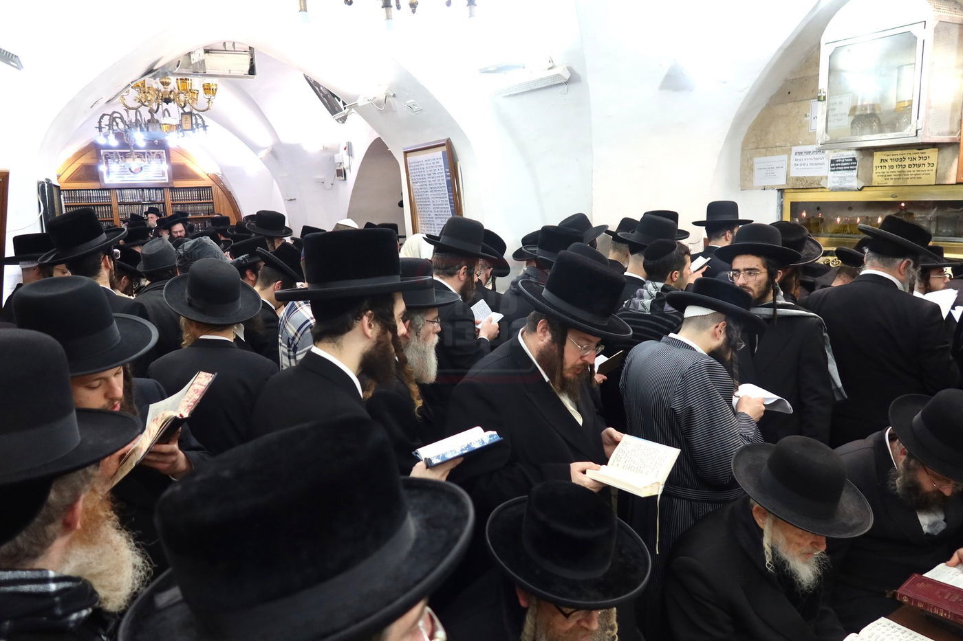 האדמו"ר מזוועהיל בתפילה במקומות הקדושים