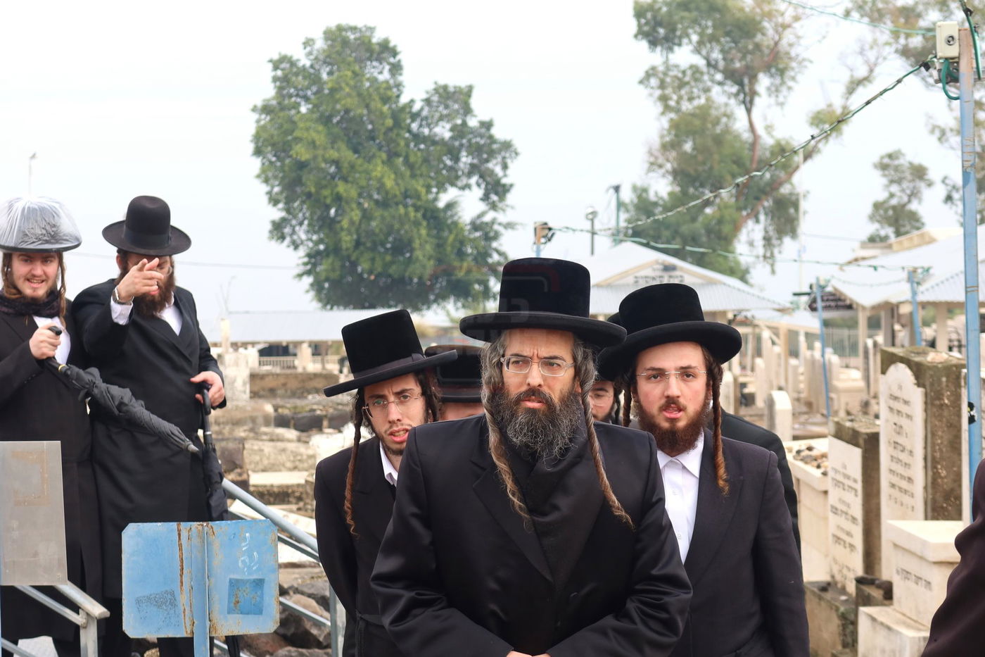 האדמו"ר מזוועהיל בתפילה במקומות הקדושים