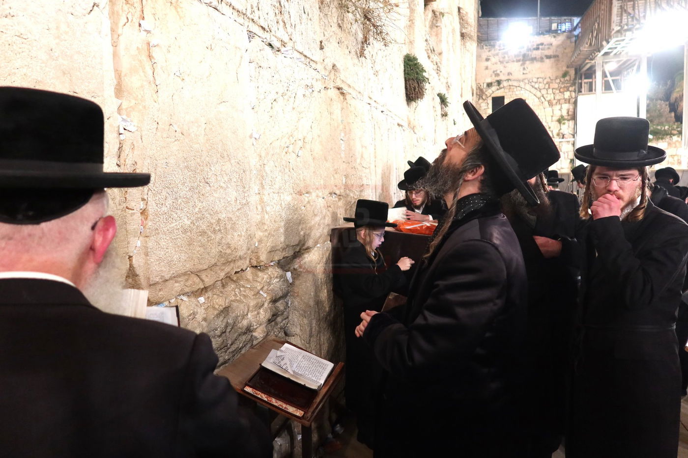 האדמו"ר מזוועהיל בתפילה במקומות הקדושים