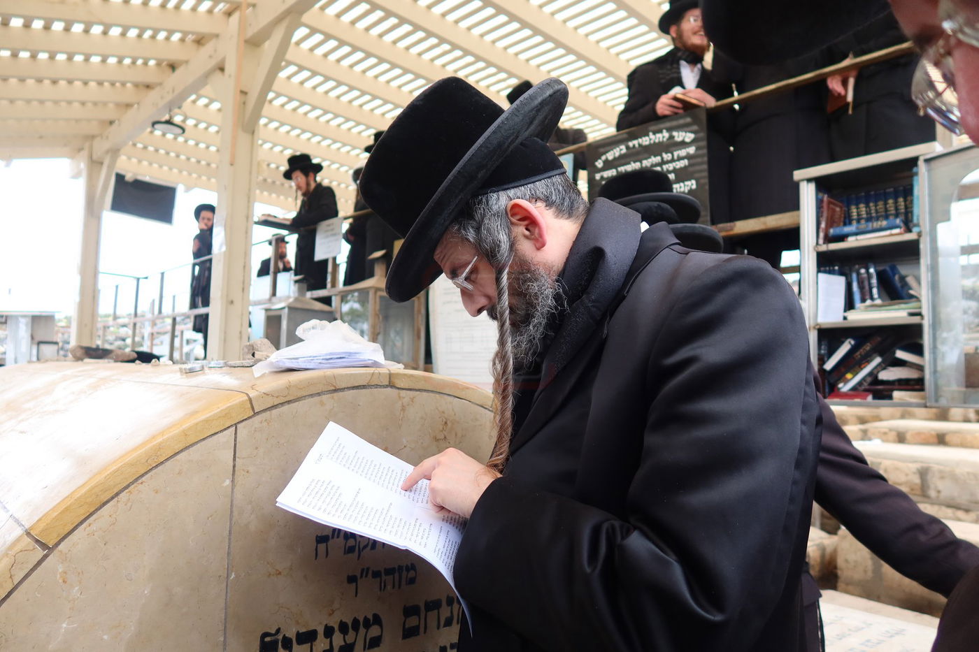 האדמו"ר מזוועהיל בתפילה במקומות הקדושים