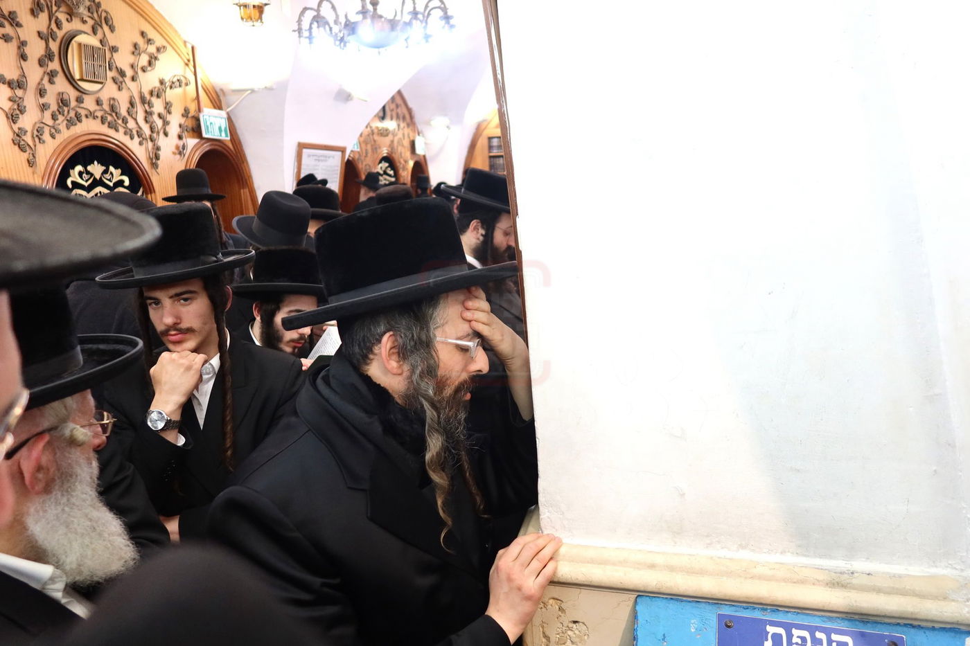 האדמו"ר מזוועהיל בתפילה במקומות הקדושים