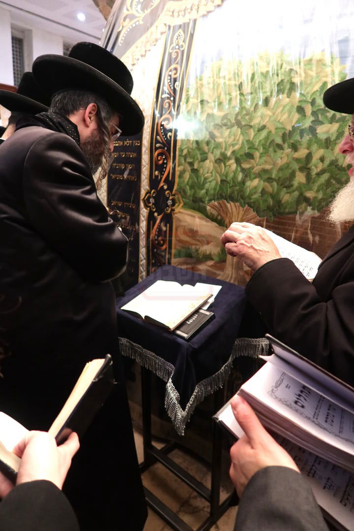 האדמו"ר מזוועהיל בתפילה במקומות הקדושים