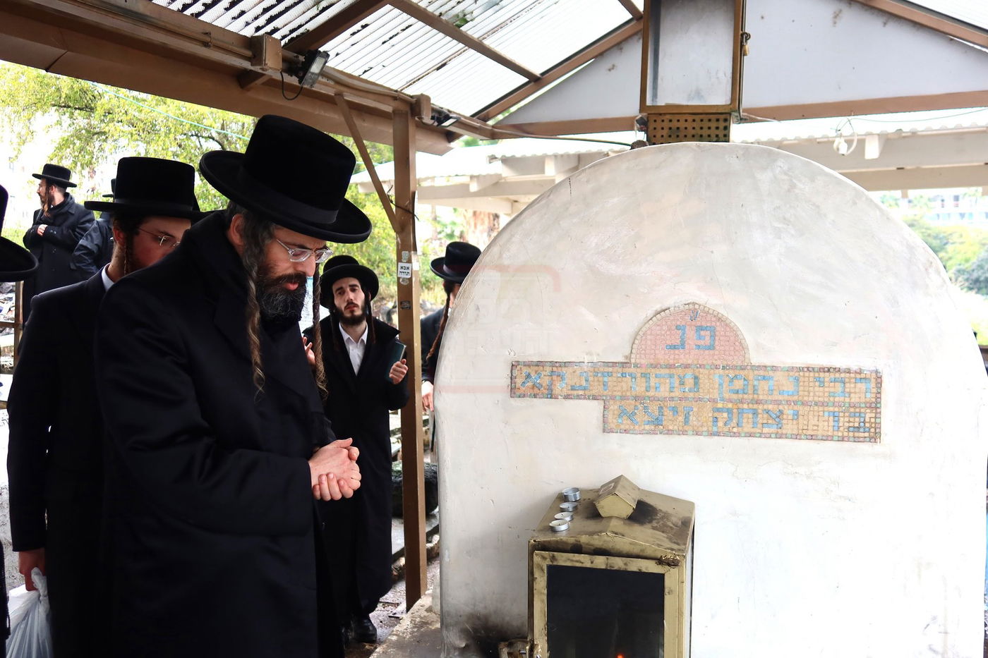 האדמו"ר מזוועהיל בתפילה במקומות הקדושים