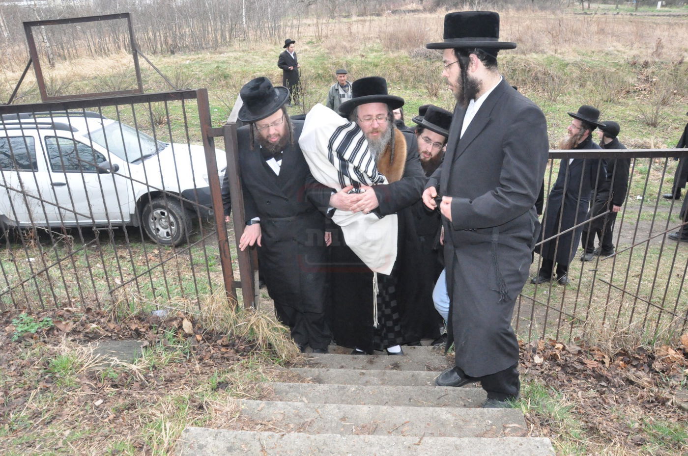 האדמו"ר מביאלה ב"ב בכניסה לאוהל בשנים קדמוניות, מאחור נצפה השומר הוותיק