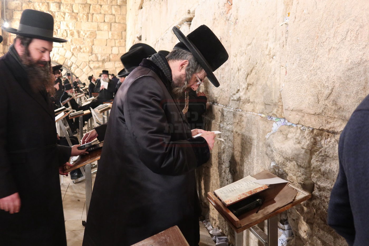 האדמו"ר מזוועהיל בתפילה במקומות הקדושים