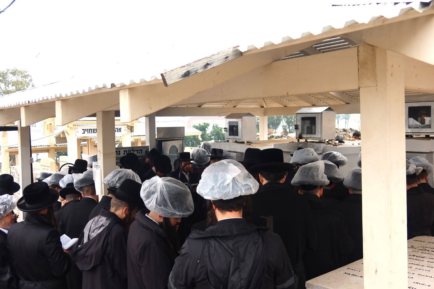 האדמו"ר מזוועהיל בתפילה במקומות הקדושים