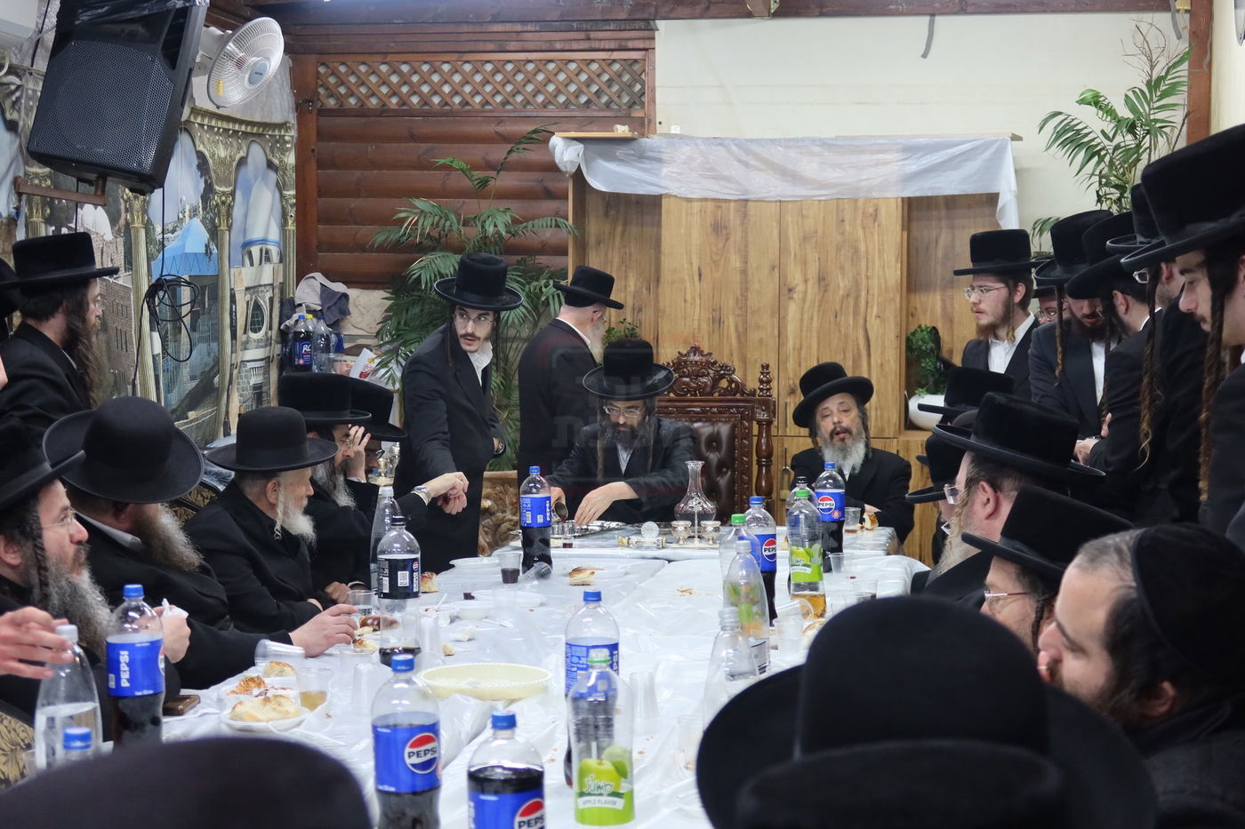 האדמו"ר מזוועהיל בתפילה במקומות הקדושים