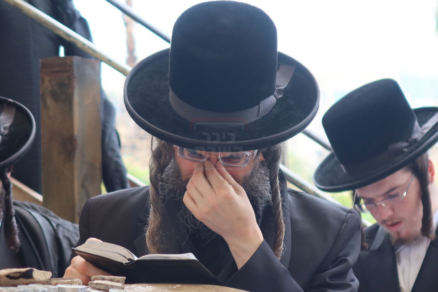 האדמו"ר מזוועהיל בתפילה במקומות הקדושים