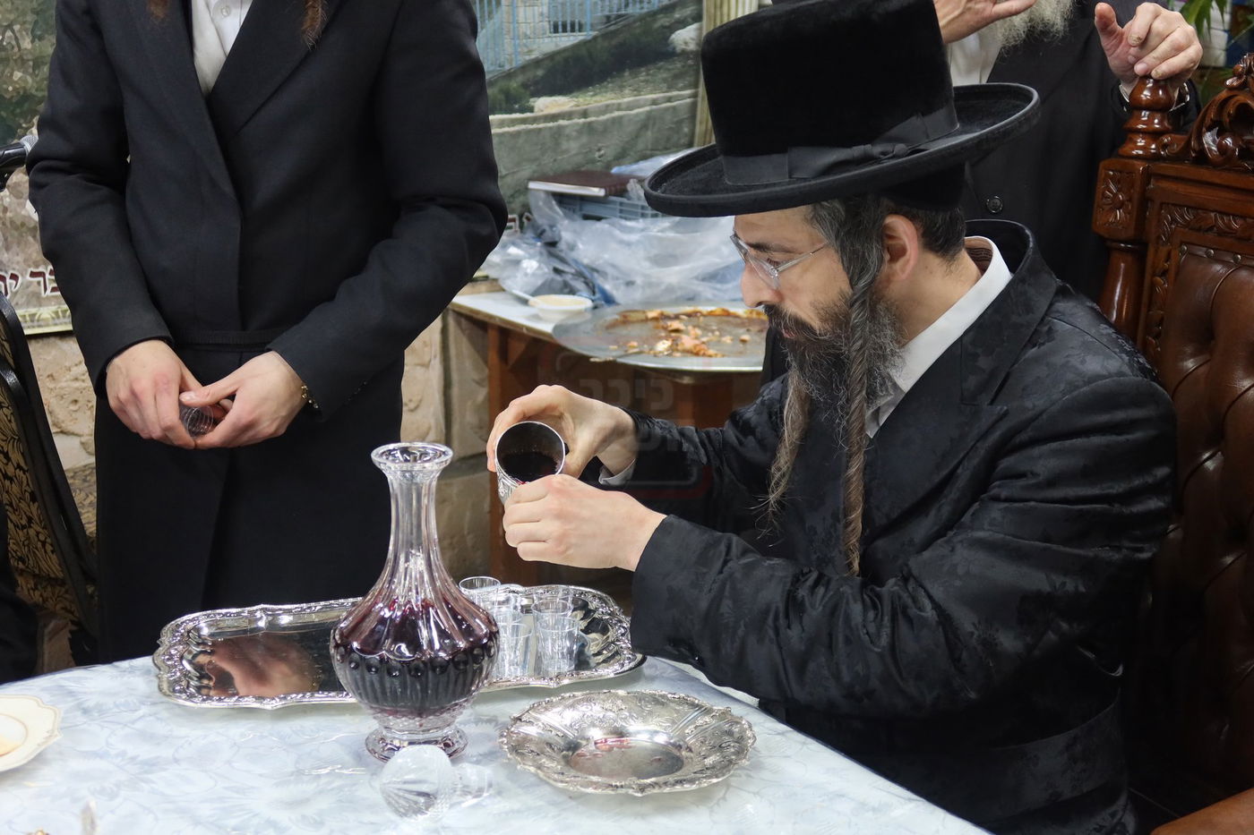 האדמו"ר מזוועהיל בתפילה במקומות הקדושים