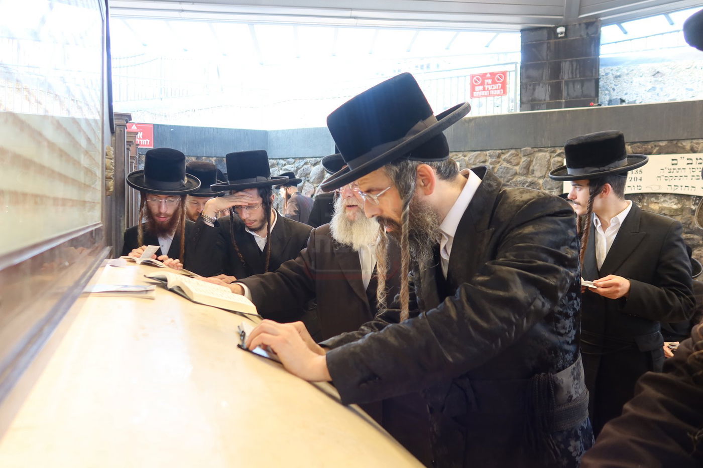 האדמו"ר מזוועהיל בתפילה במקומות הקדושים