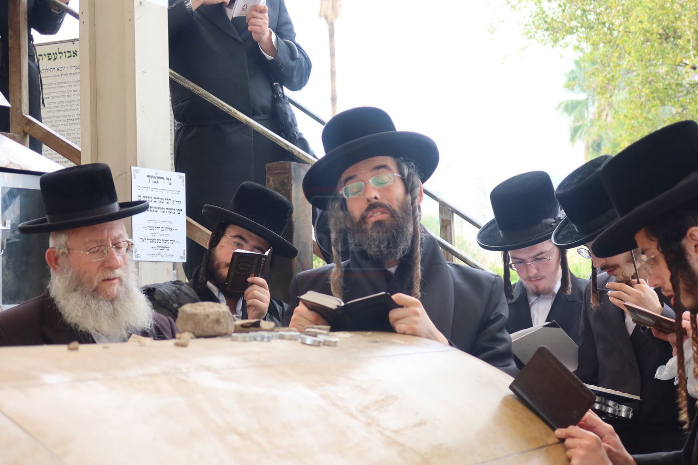 האדמו"ר מזוועהיל בתפילה במקומות הקדושים