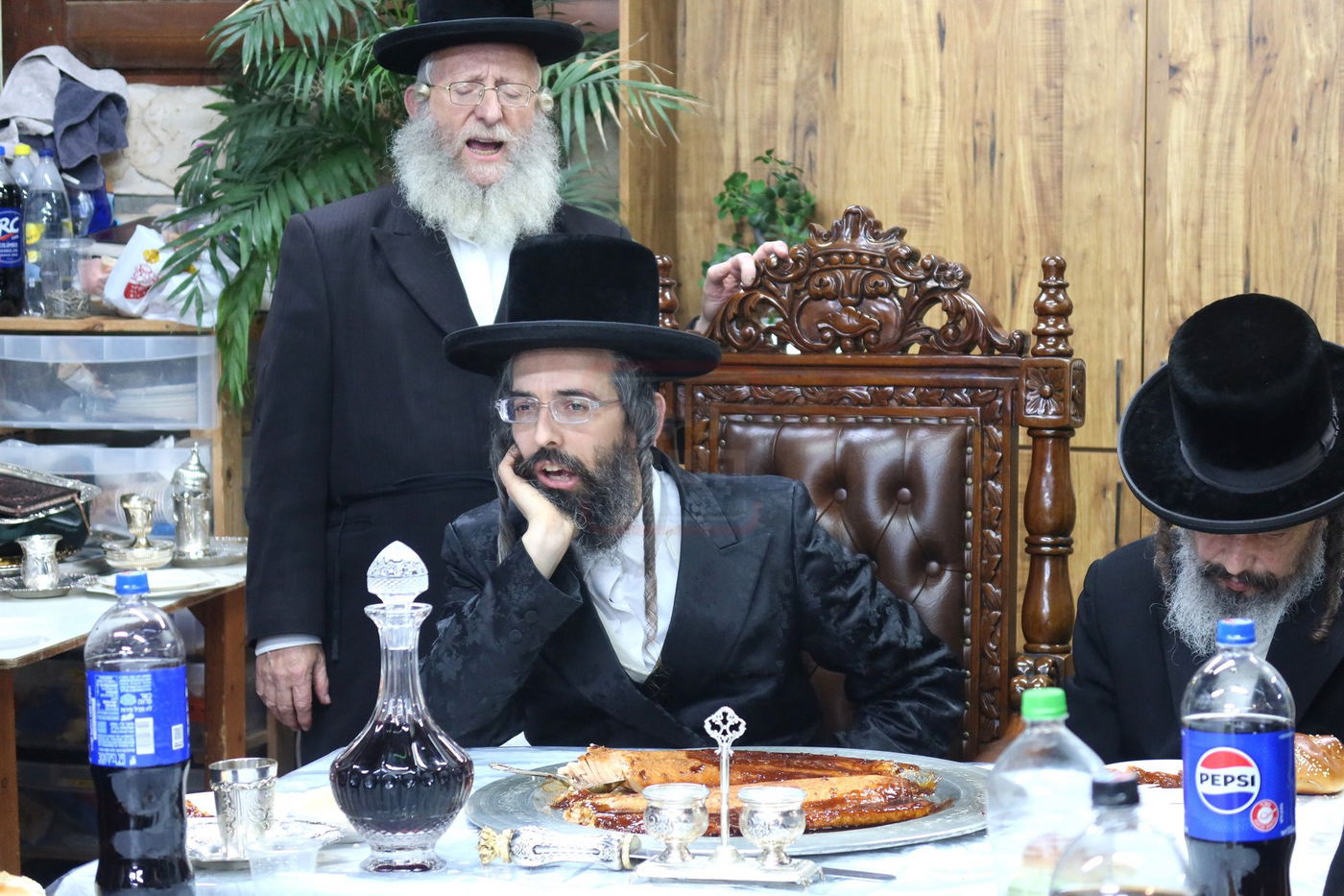 האדמו"ר מזוועהיל בתפילה במקומות הקדושים