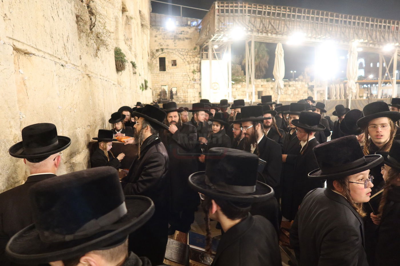 האדמו"ר מזוועהיל בתפילה במקומות הקדושים