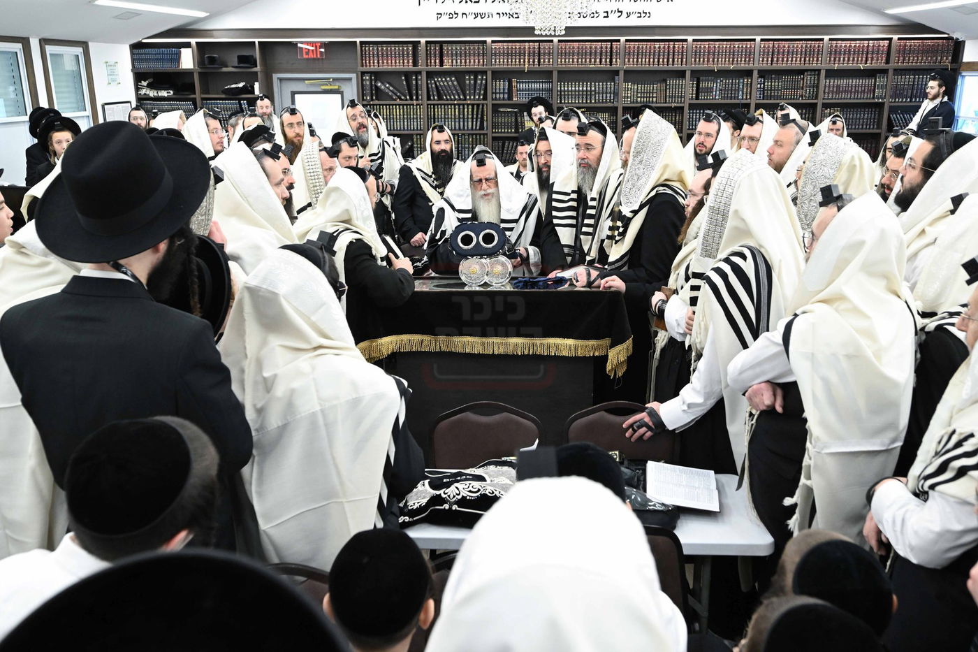 האדמו"ר מצאנז בתפילת שחרית בלייקווד