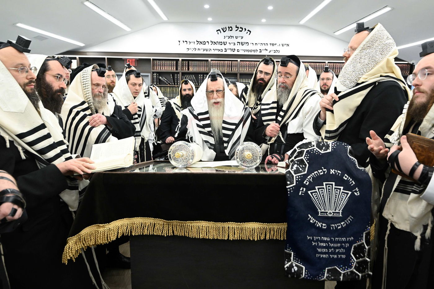 האדמו"ר מצאנז בתפילת שחרית בלייקווד