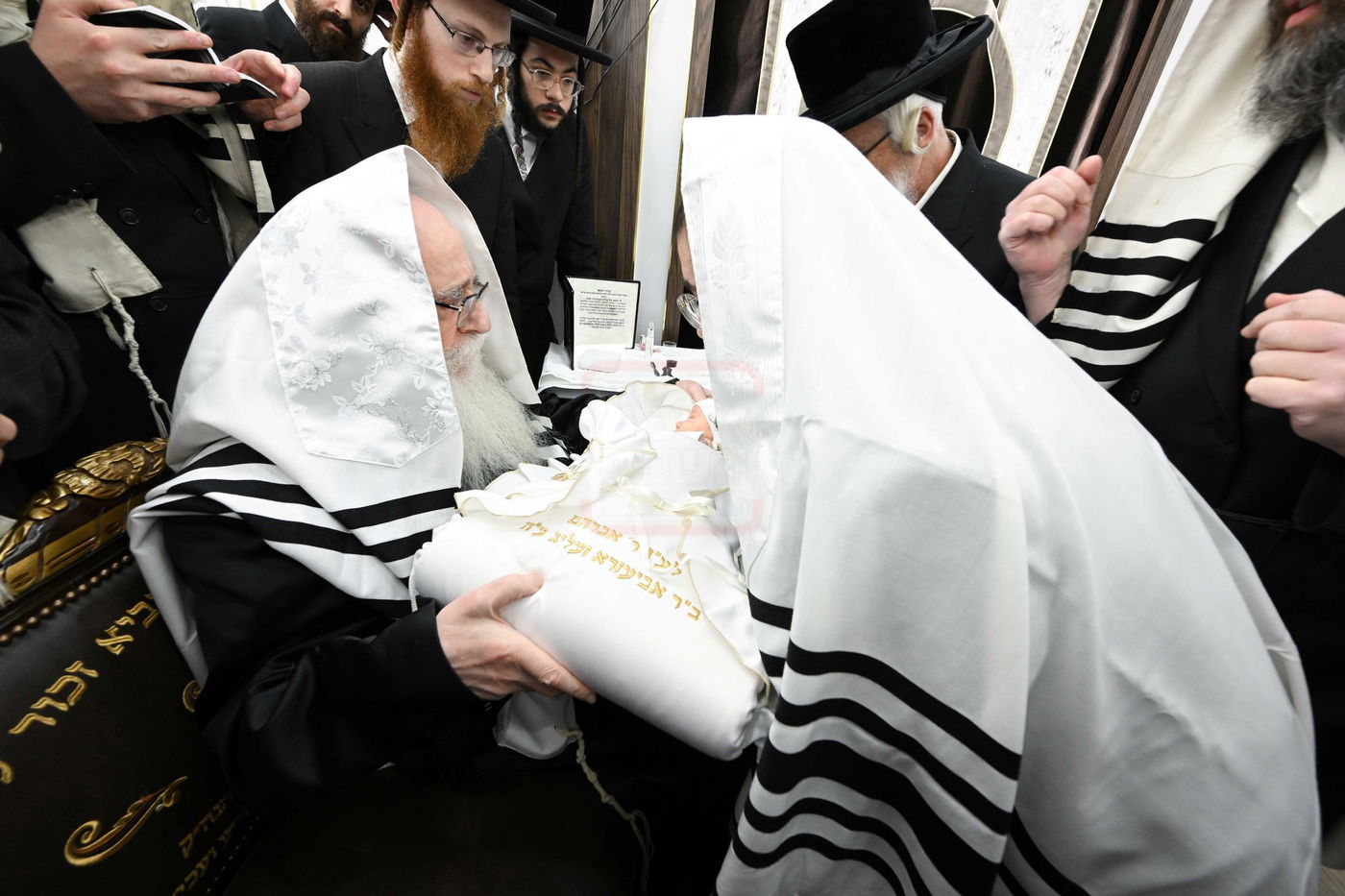 האדמו"ר מצאנז בתפילת שחרית בלייקווד