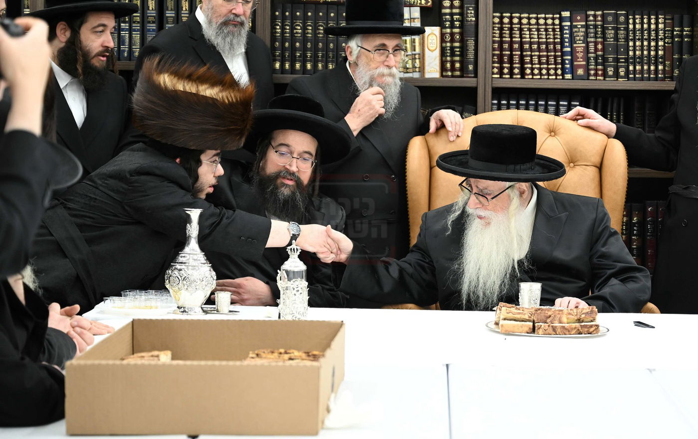 האדמו"ר מצאנז בתפילת שחרית בלייקווד