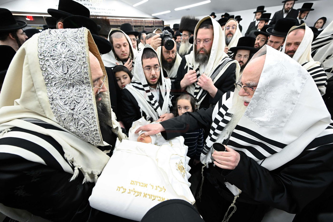 האדמו"ר מצאנז בתפילת שחרית בלייקווד