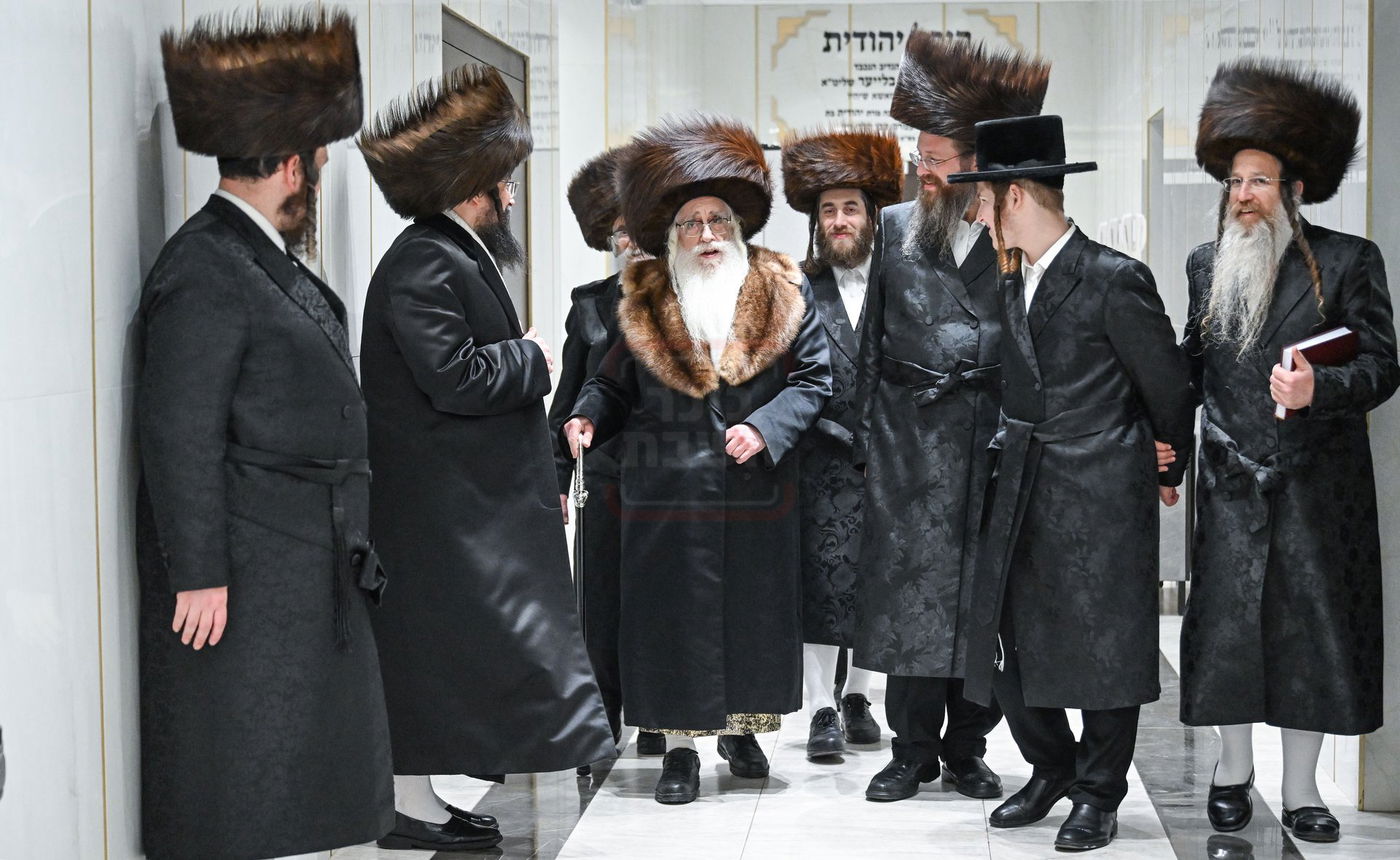 האדמו"ר מצאנז מוצאי שב"ק במונסי