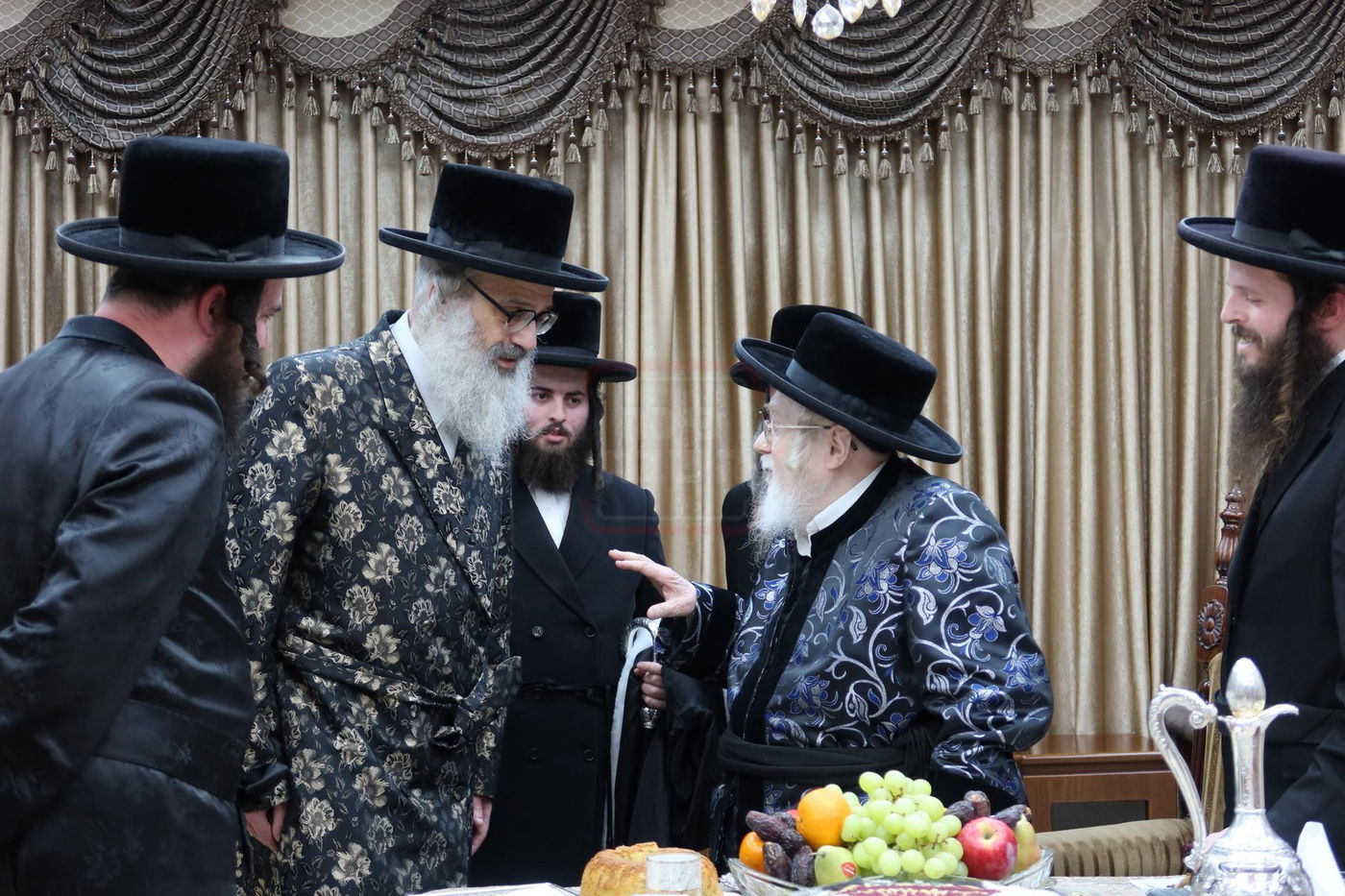 האדמו"ר מויז'ניץ בית שמש בביקור אצל האדמו"ר מקרעטשניף