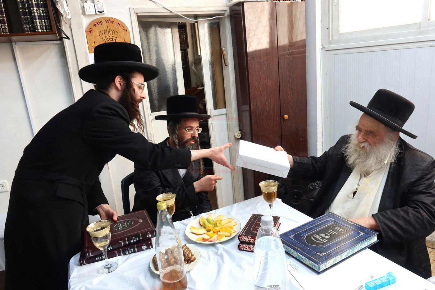 האדמו"ר מזוועהיל אצל גאב"ד מאקאווא