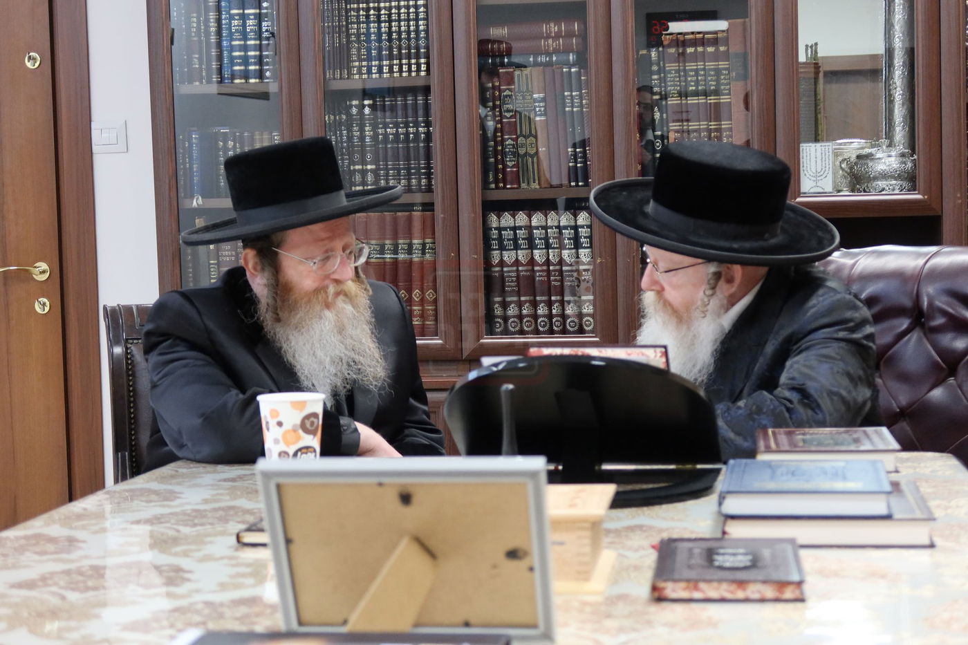 האדמו"ר מטערבישאן אצל אחיו האדמו"ר מקרעטשניף ק"ג