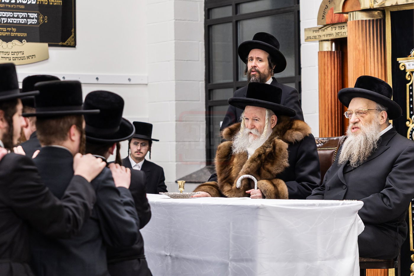 האדמו"ר מבאבוב בקידוש לבנה במתיבתא עץ חיים