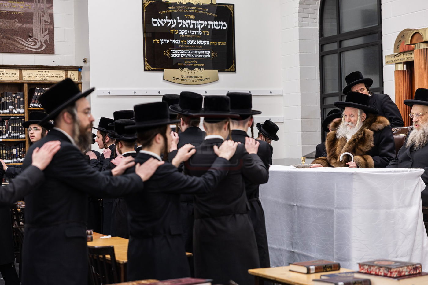 האדמו"ר מבאבוב בקידוש לבנה במתיבתא עץ חיים