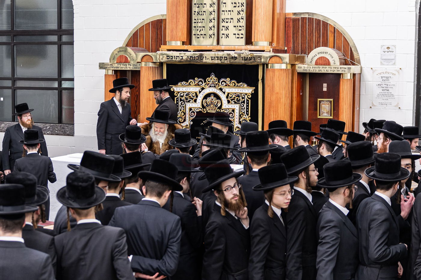 האדמו"ר מבאבוב בקידוש לבנה במתיבתא עץ חיים