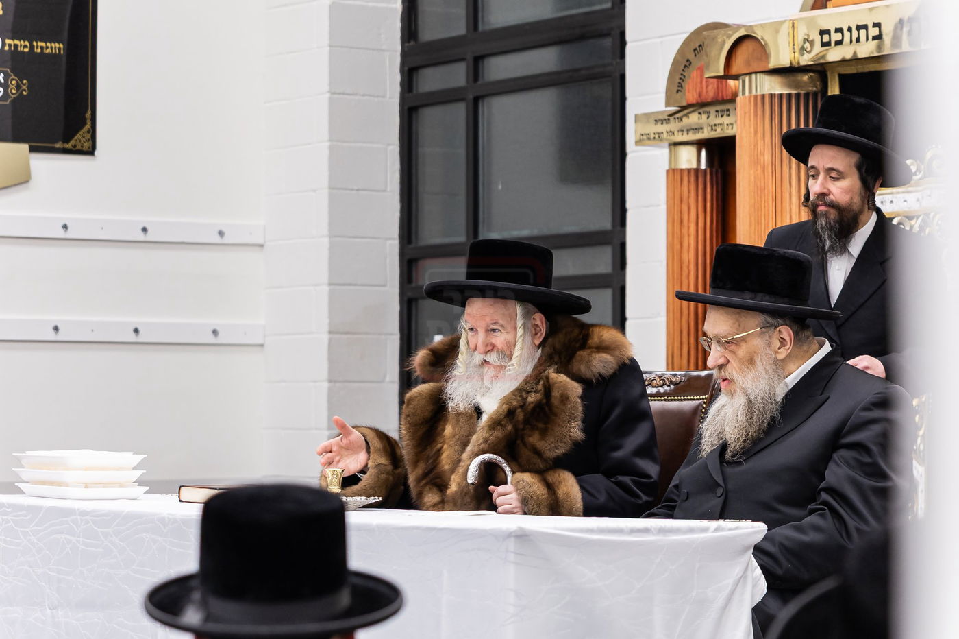 האדמו"ר מבאבוב בקידוש לבנה במתיבתא עץ חיים