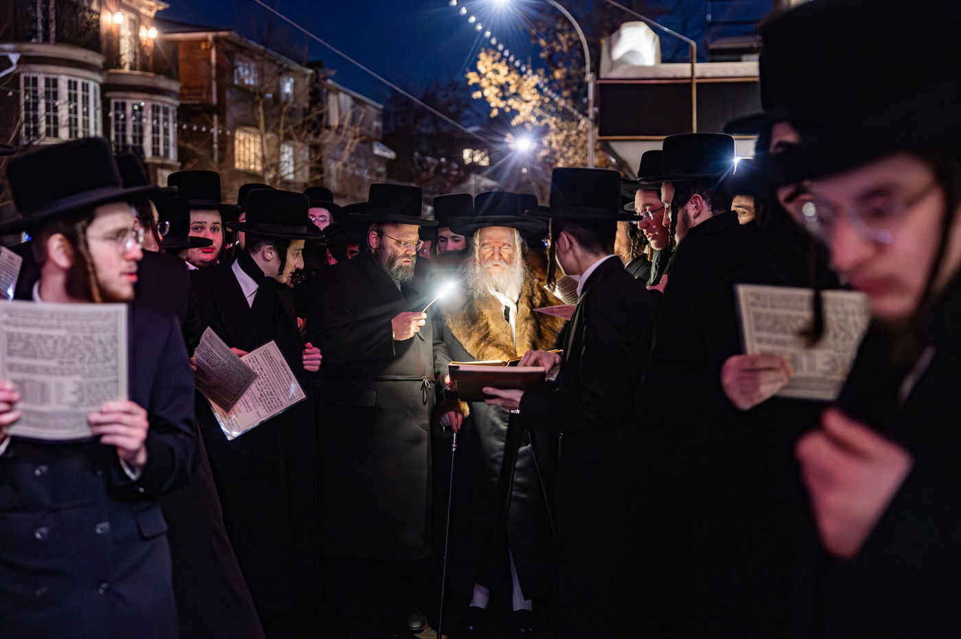 האדמו"ר מבאבוב בקידוש לבנה במתיבתא עץ חיים